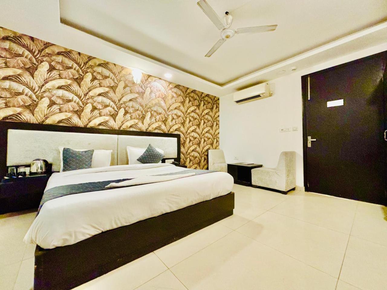 The Bellwood Suites Near Igi Airport Új-Delhi Kültér fotó